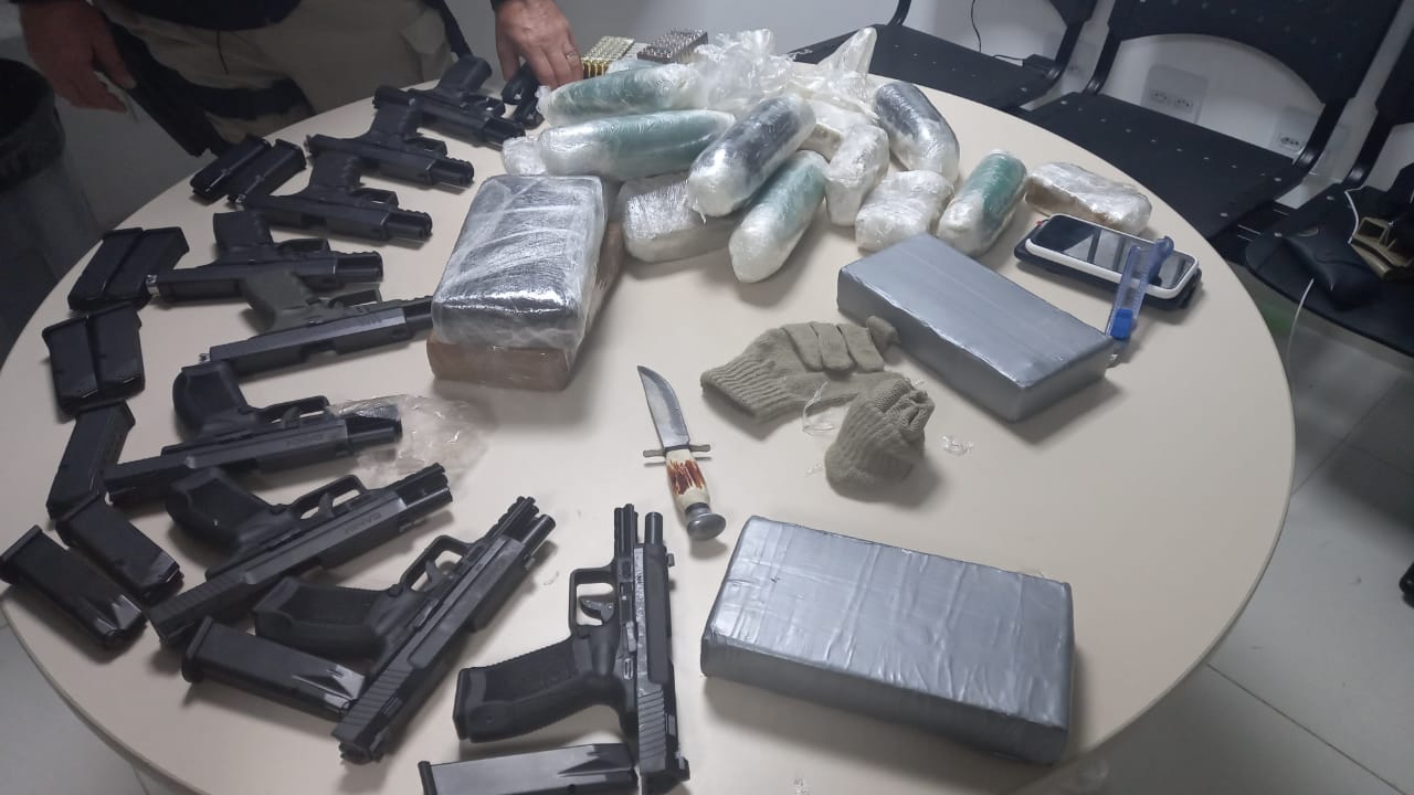 Casal é preso transportando pistolas, carregadores, munições e drogas no Sudoeste da Bahia