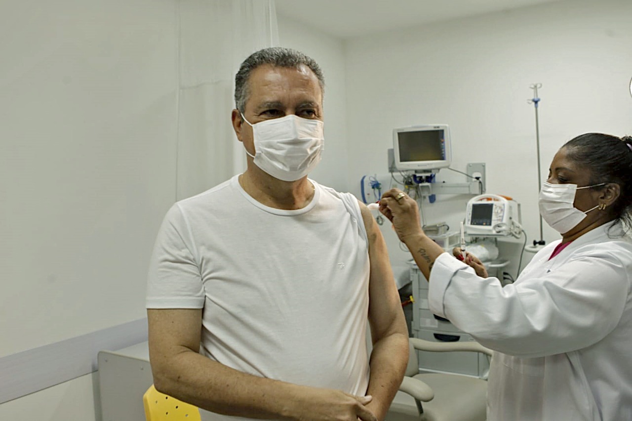 Governador recebe quarta dose da vacina contra a Covid-19