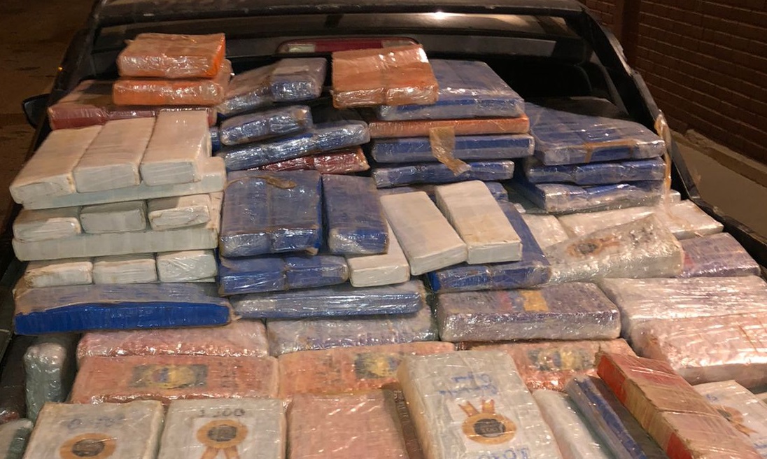 PM encontra cerca de 1 tonelada de maconha colombiana enterrada em celeiro