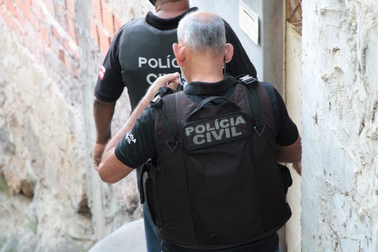 Trio é preso em flagrante por tentar matar adolescente e enterrá-la viva