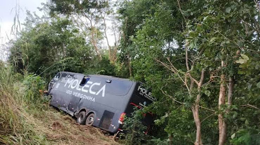 Acidente com ambulância e ônibus da banda de forró Moleca 100 Vergonha deixa  um morto no Piauí