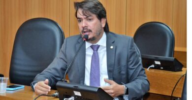 Pedro Tavares comemora promulgação de lei de sua autoria que visa proibir cobrança de taxas para emitir diplomas
