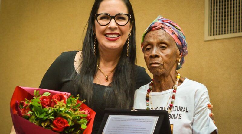 Ludmilla Fiscina homenageia líder quilombola de Alagoinhas em sessão pelo Dia da Mulher na ALBA