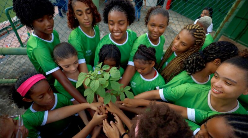 Time feminino de futebol apoiado pela Sudesb planta mudas de árvores no Pituaçu