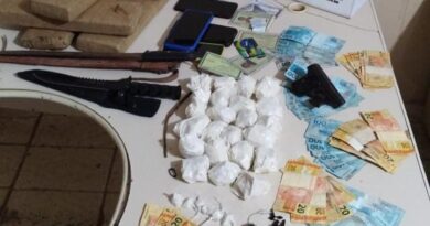 Trio é preso em Olindina com pistola, drogas e R$ 7 mil