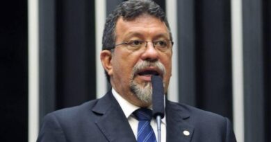 Afonso Florence questiona silêncio de ACM Neto diante do envolvimento de aliados com o Banco Master