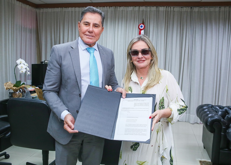 Ivana Bastos recebe a visita do presidente eleito do Tribunal de Justiça, desembargador Edivaldo Rotondano