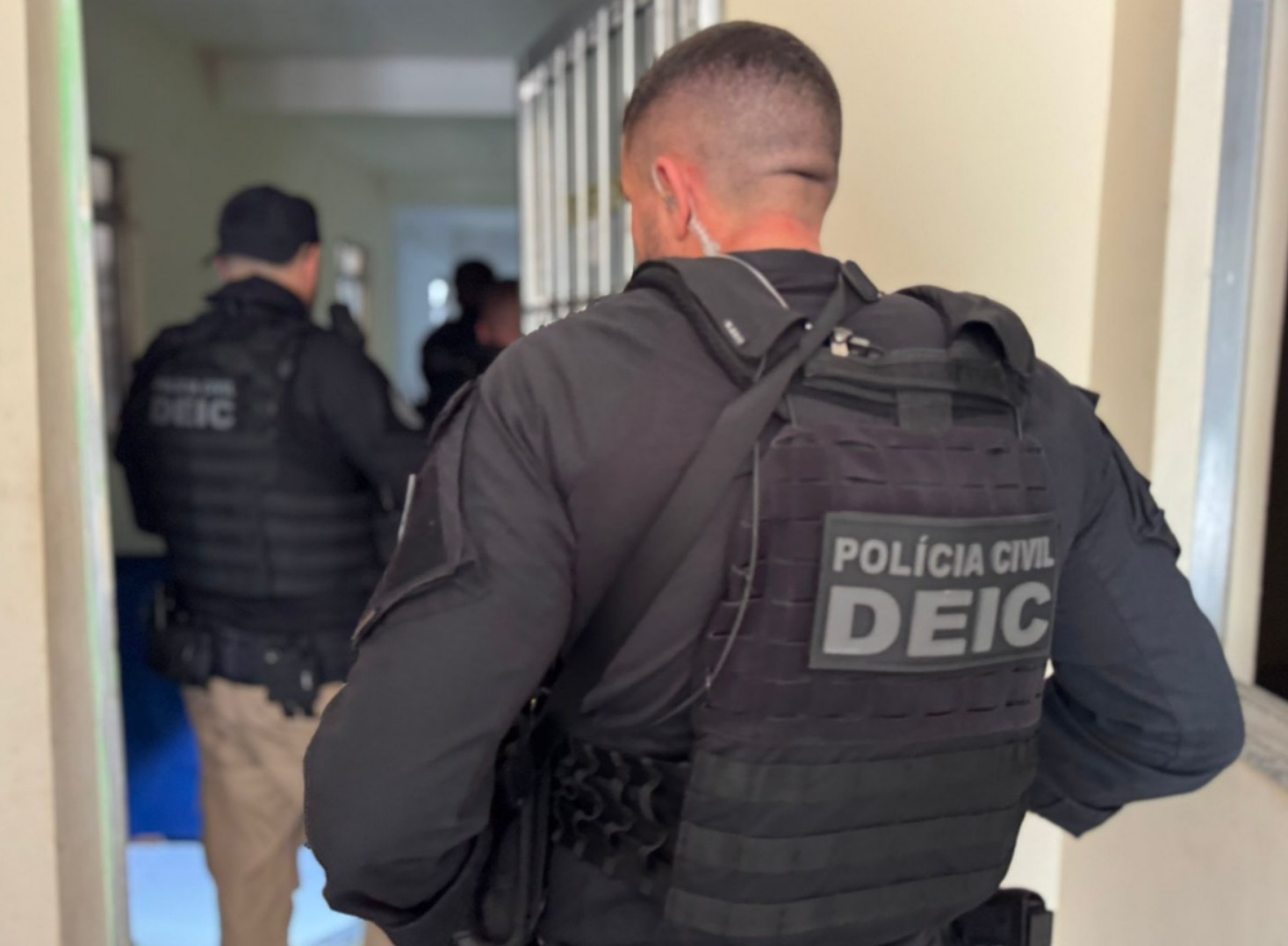 Cumprimento de mandado apreende entorpecentes e arma em bairro nobre de Salvador