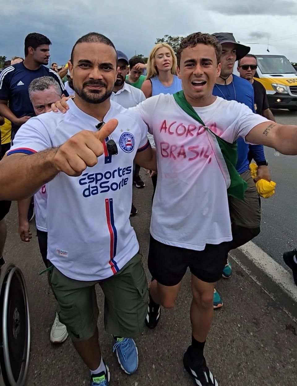 Deputados percorrem mais de 100 km em caminhada pela justiça e liberdade rumo a Brasília