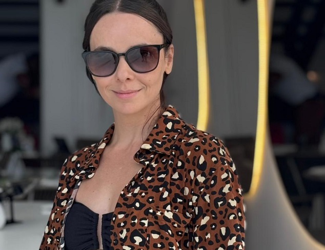 ​Débora Falabella aproveita folga em Salvador e curte almoço no Principote