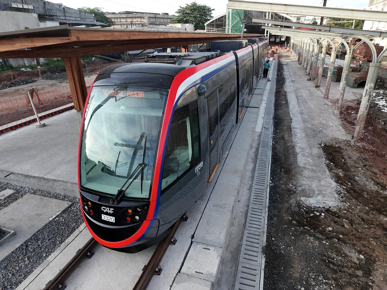 Moradores do Subúrbio Ferroviário participam da primeira viagem-teste do VLT em Salvador