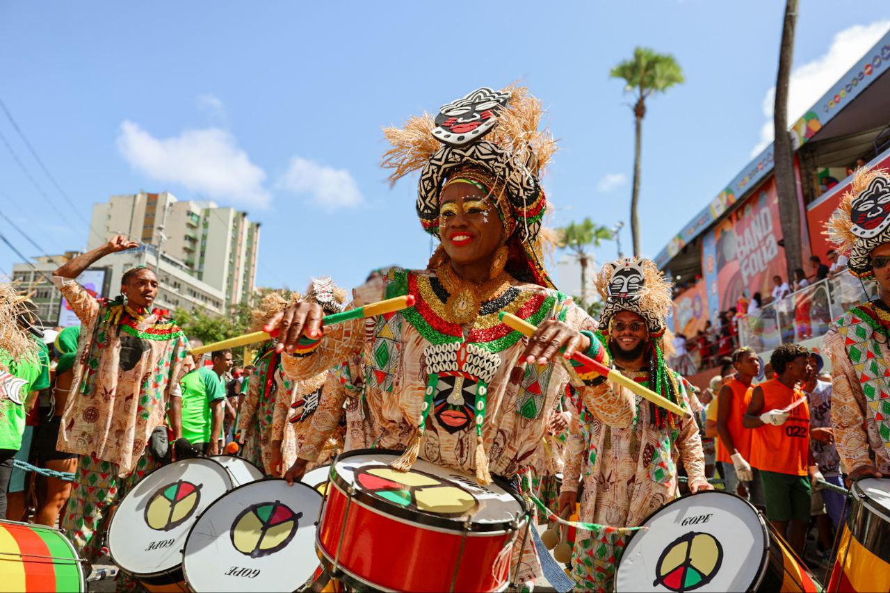 Pipoca do Olodum arrasta multidão com espetáculo de percussão no Campo Grande