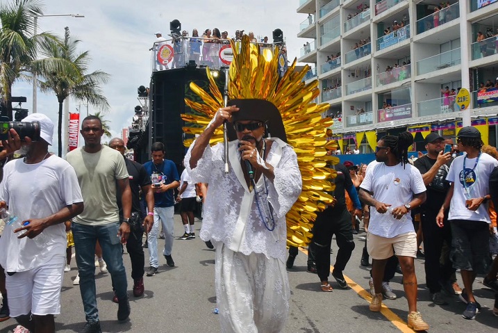 Arrastão com Carlinhos Brown e Edcity Fantasmão encerrou o Carnaval da Bahia 2026