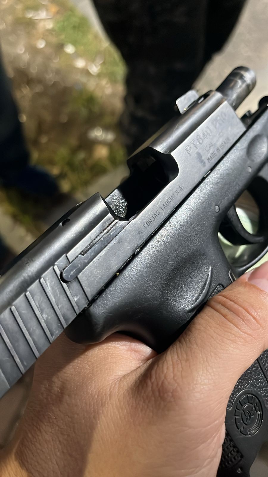 PM prende cordeiro com pistola no portal do Morro do Gato