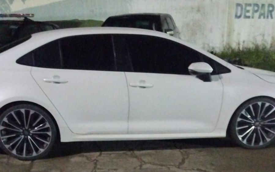 Carro de luxo é apreendido na BR-101 como parte da Operação Martelo