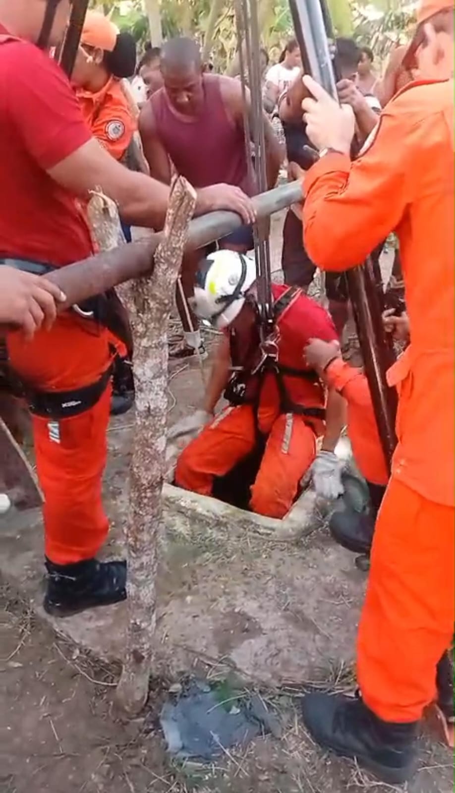 Bombeiros do 2º BBM resgatam pai e filho após queda em poço de 10 metros de profundidade na zona rural de São Gonçalo do Campos