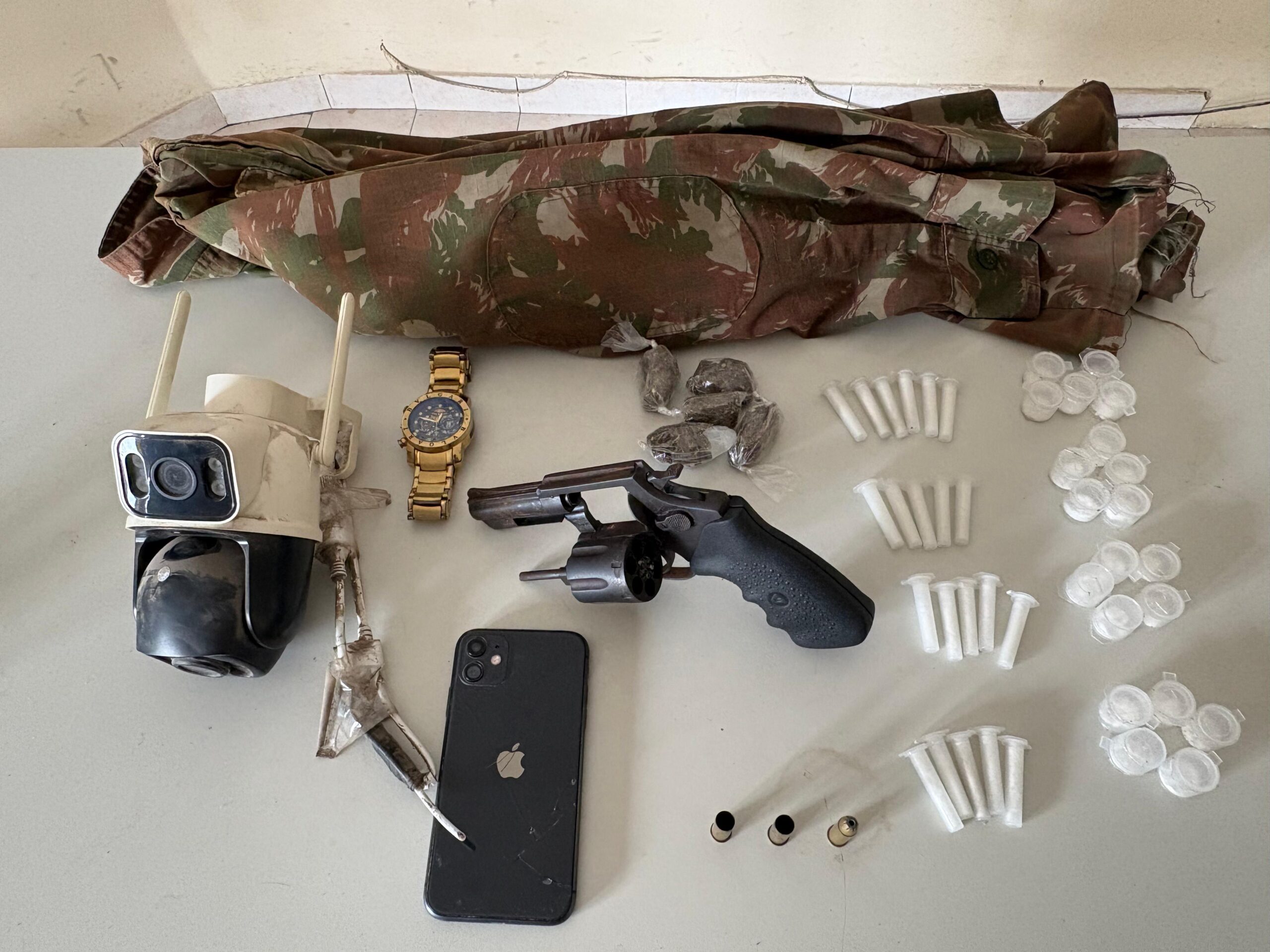 PM prende suspeito de tráfico com arma de fogo em Água Fria