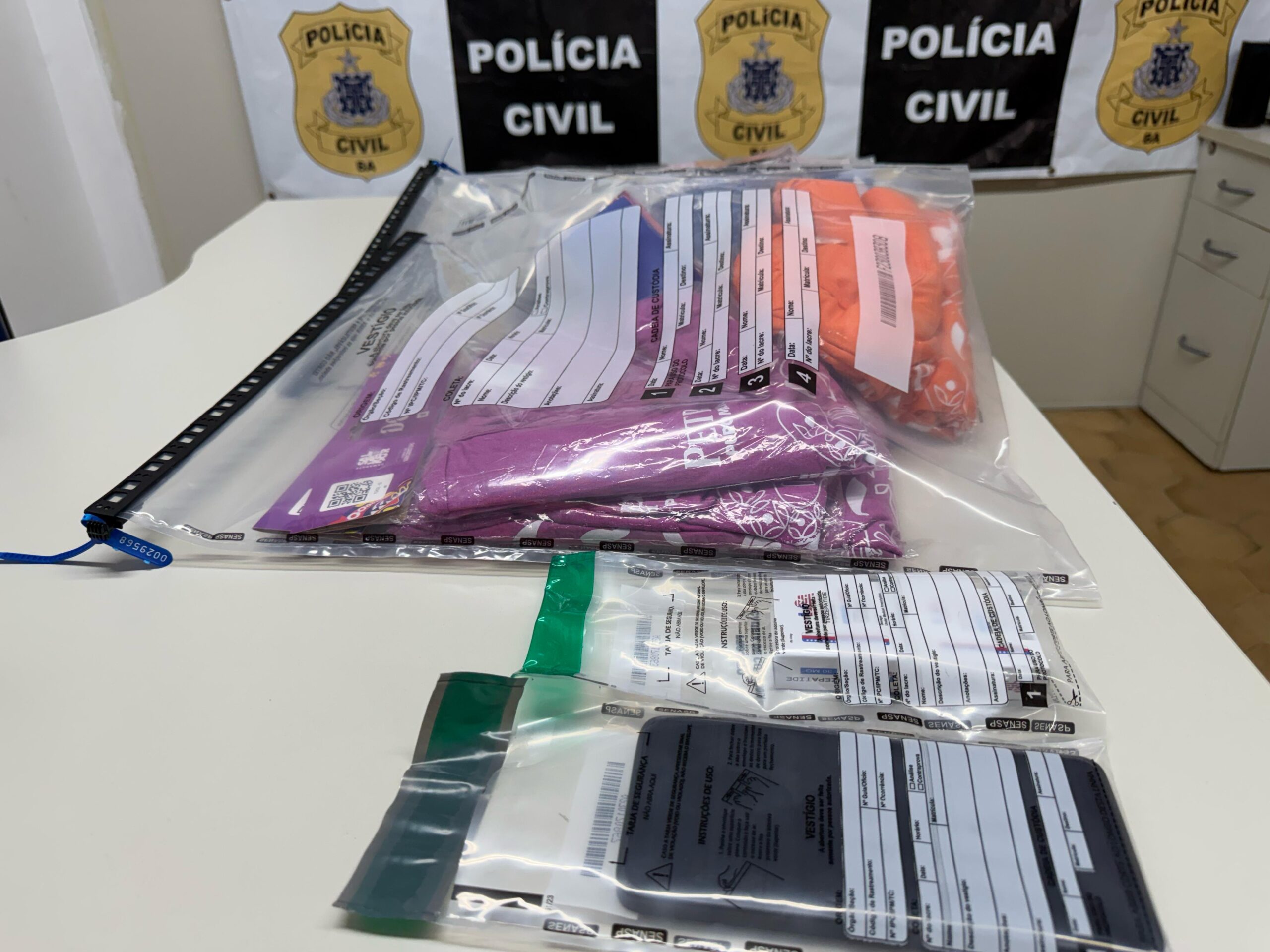 Operação Abadá conduz três pessoas e recolhe 151 abadás por suspeita de comércio irregular em Salvador