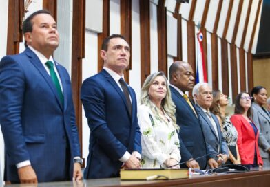 Ivana Bastos homenageia diretor da Agência Nacional de Águas, Leonardo Góes, com a comenda 2 de Julho