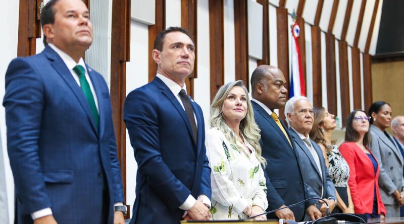 Ivana Bastos homenageia diretor da Agência Nacional de Águas, Leonardo Góes, com a comenda 2 de Julho