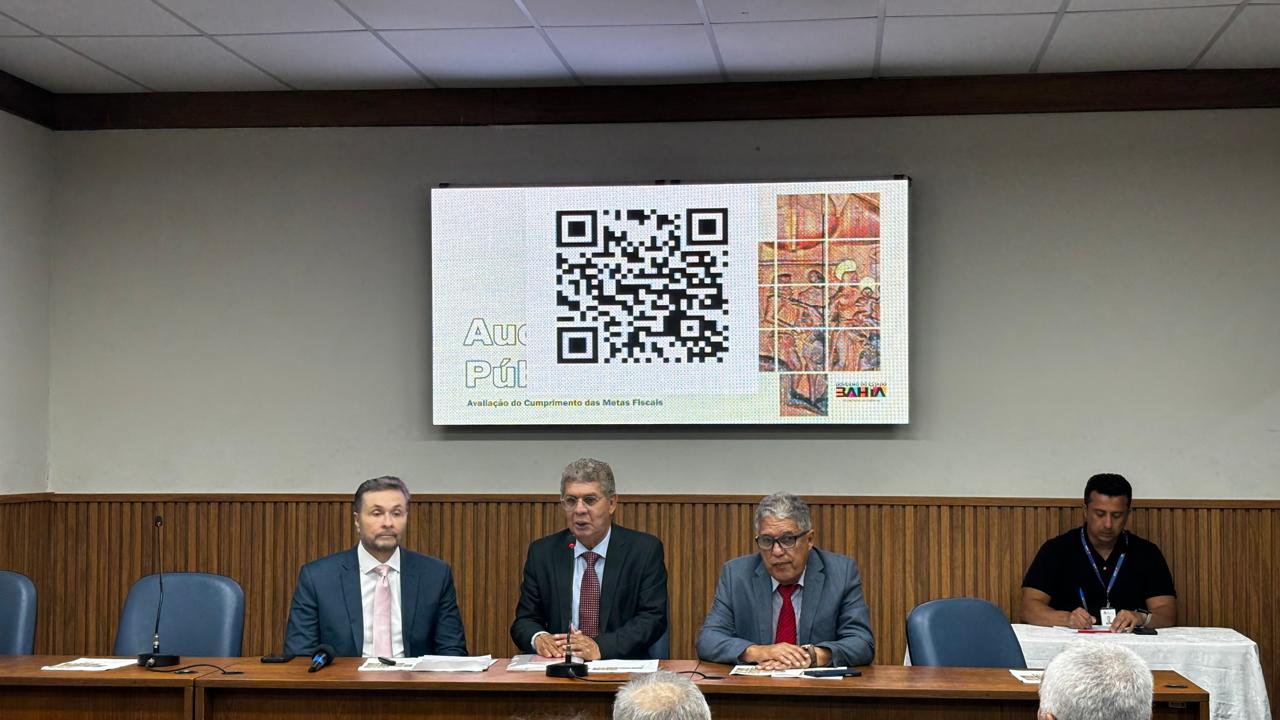 Dívida do estado cai e investimentos seguem altos, diz Manoel Vitório em audiência
