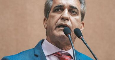 “Alta dos combustíveis vem da guerra e das privatizações apoiadas por ACM Neto”, dispara Robinson Almeida