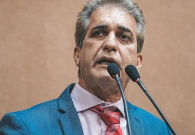 “Alta dos combustíveis vem da guerra e das privatizações apoiadas por ACM Neto”, dispara Robinson Almeida