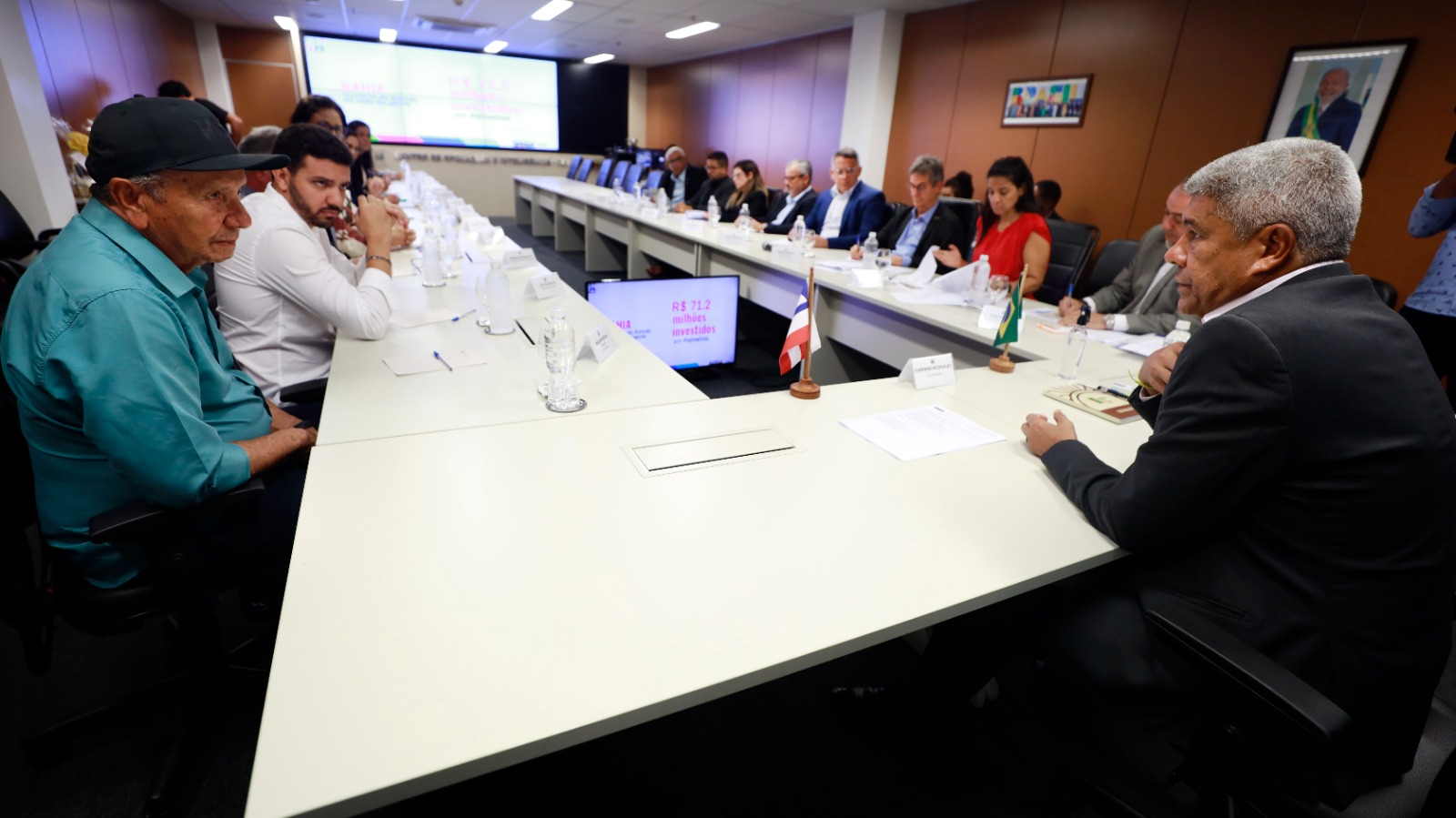 Salvador, governador entrega ônibus escolar para Palmeiras e discute investimentos para o município