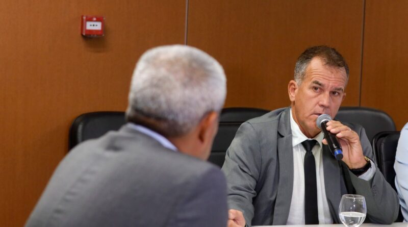 Em reunião com prefeito de Retirolândia, governador destaca investimentos de R$ 84 milhões no município e entrega veículos para a saúde