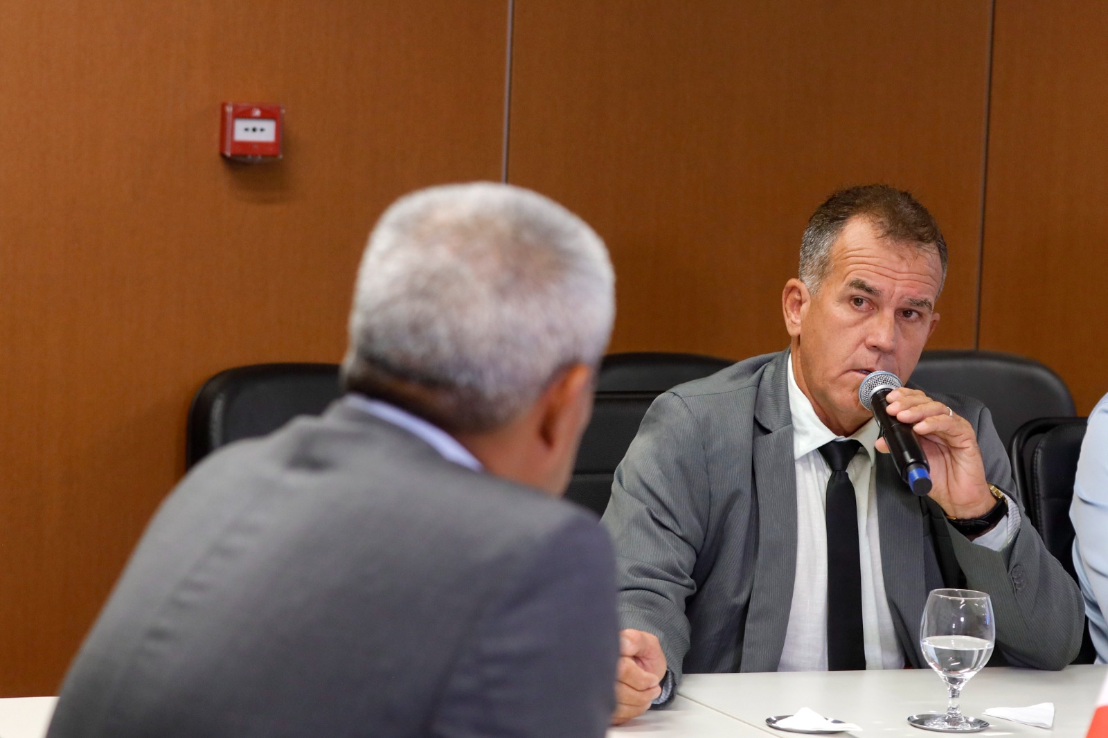 Em reunião com prefeito de Retirolândia, governador destaca investimentos de R$ 84 milhões no município e entrega veículos para a saúde