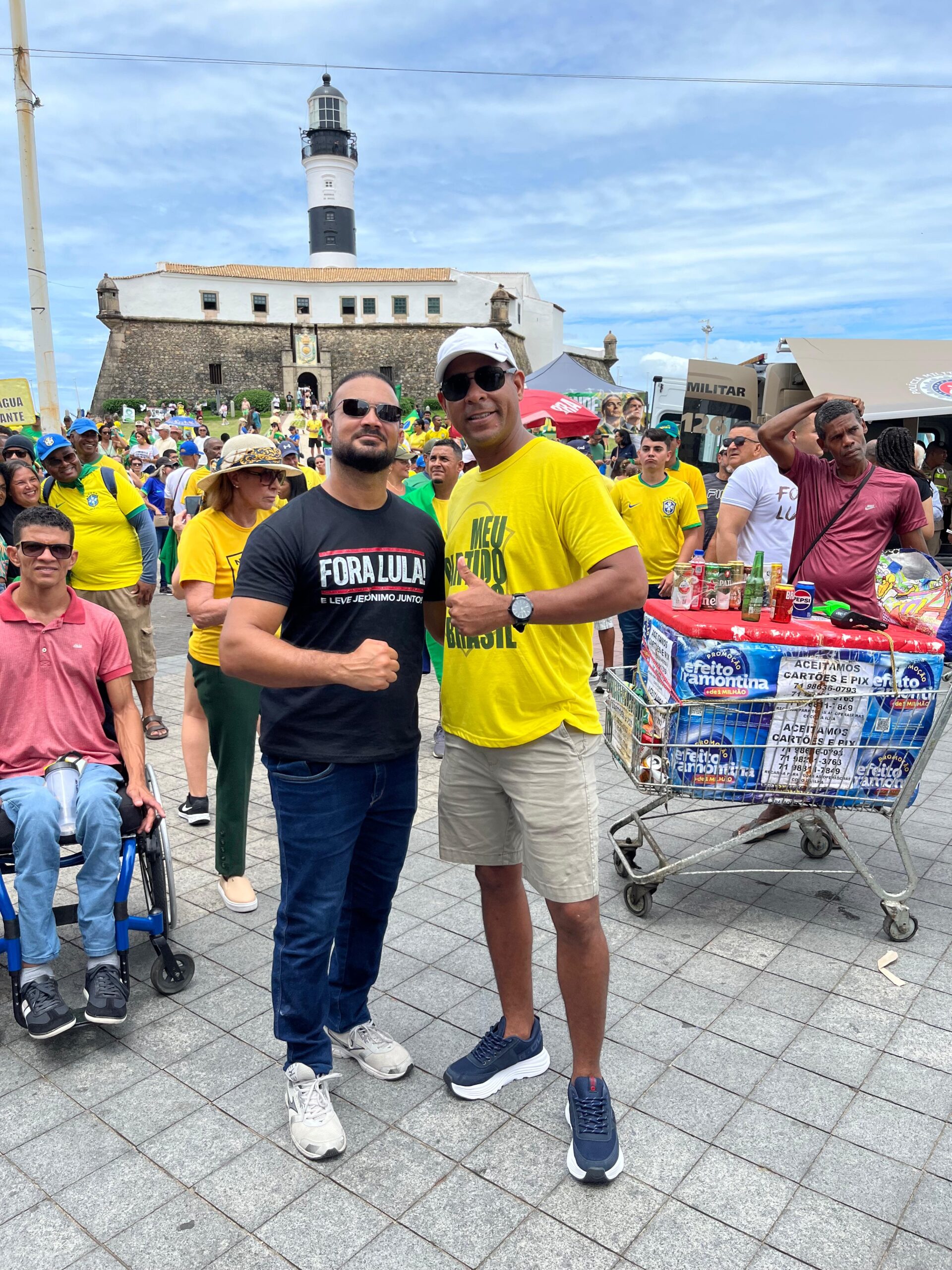 Capitão Alden marca presença em manifestação no Farol da Barra