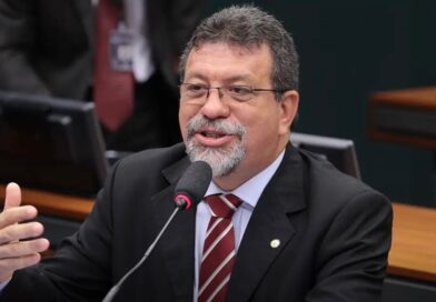 Afonso Florence critica tom de ACM Neto e acusa ex-prefeito de distorcer realidade da Bahia