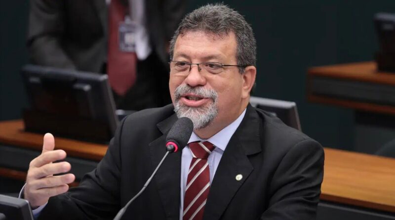 Afonso Florence critica tom de ACM Neto e acusa ex-prefeito de distorcer realidade da Bahia