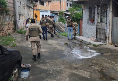 RONDESP BTS e 18ª CIPM ocupam bairro do Rio Sena e integrantes de facção correm para região de mata
