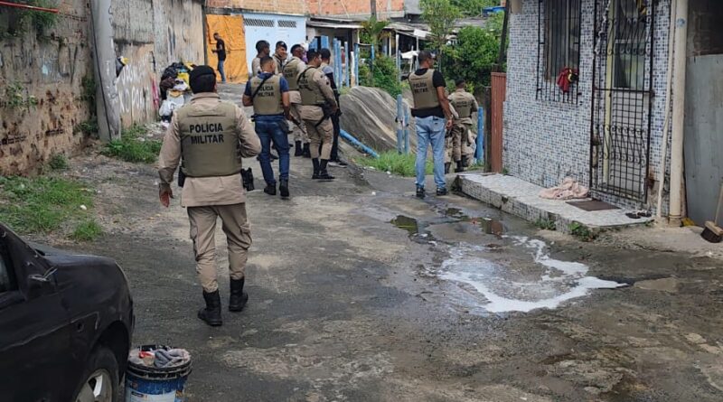 RONDESP BTS e 18ª CIPM ocupam bairro do Rio Sena e integrantes de facção correm para região de mata