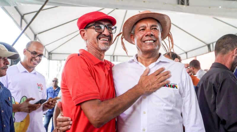 “Para eles só pode ser governador quem é dono de canal de TV; ver um filho de vaqueiro no cargo machuca eles”, afirma Jerônimo Rodrigues em evento na cidade de Santa Luz
