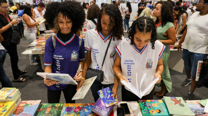 SEC transforma Bienal do Livro em espaço de protagonismo estudantil, valorização docente e incentivo à leitura