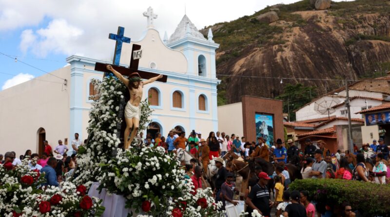 Em Milagres, Jerônimo Rodrigues une devoção, cultura e entregas para mobilidade e saúde