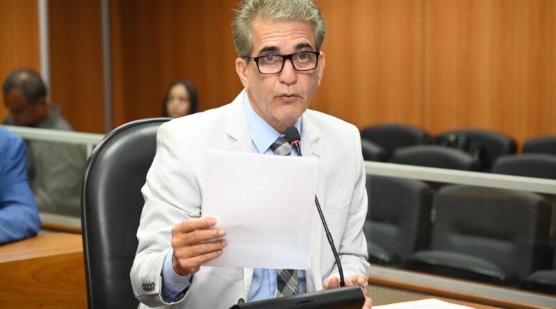 “Gasolina cai na refinaria, mas não baixa na bomba”, critica deputado Robinson ao aprovar audiência pública na ALBA