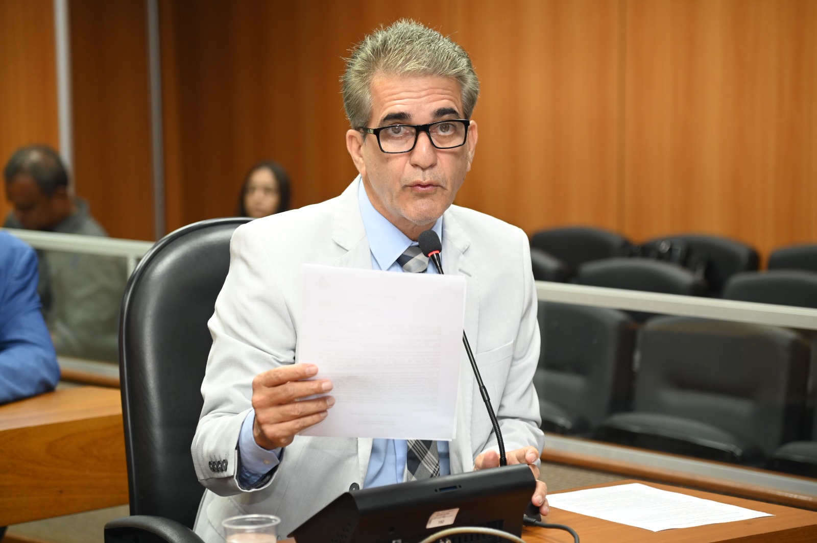 “Gasolina cai na refinaria, mas não baixa na bomba”, critica deputado Robinson ao aprovar audiência pública na ALBA