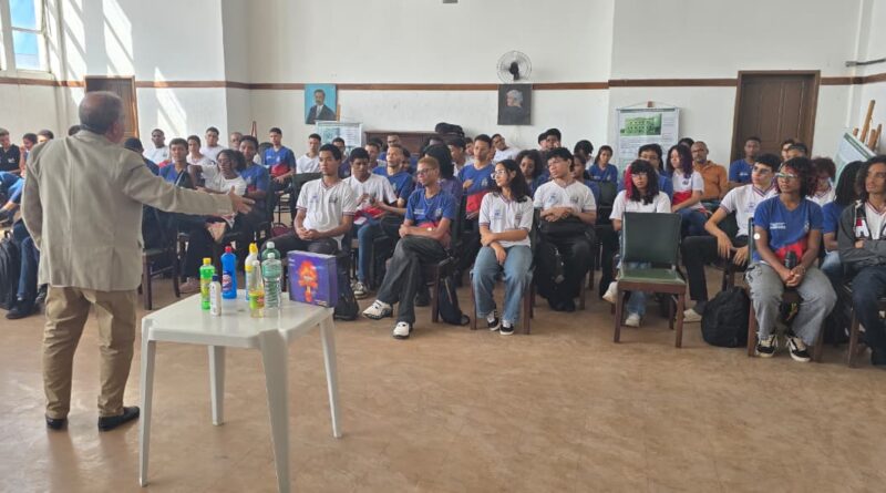 Alunos do ICEIA mergulham em jogo que revela perigos invisíveis dentro de casa