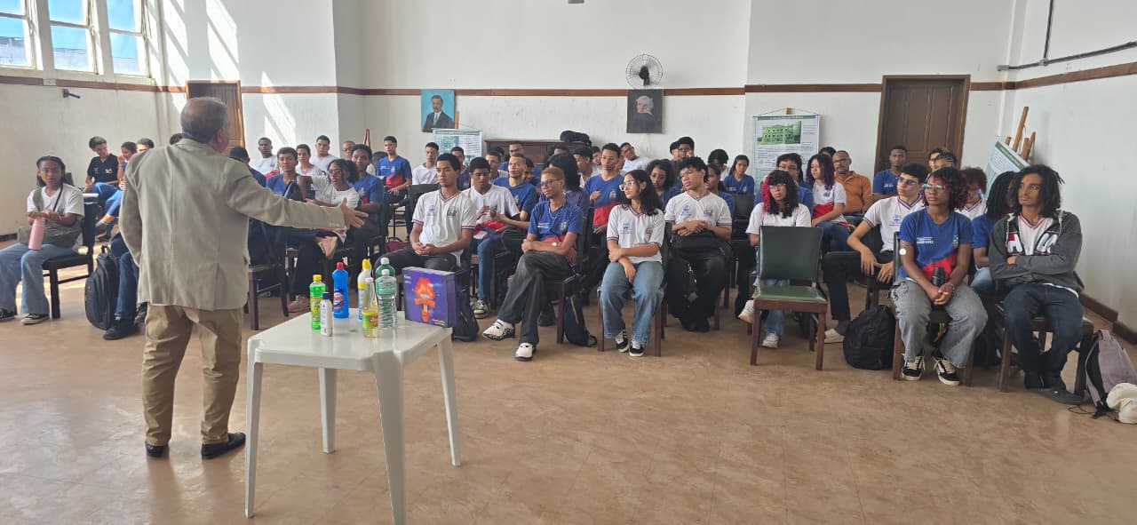 Alunos do ICEIA mergulham em jogo que revela perigos invisíveis dentro de casa