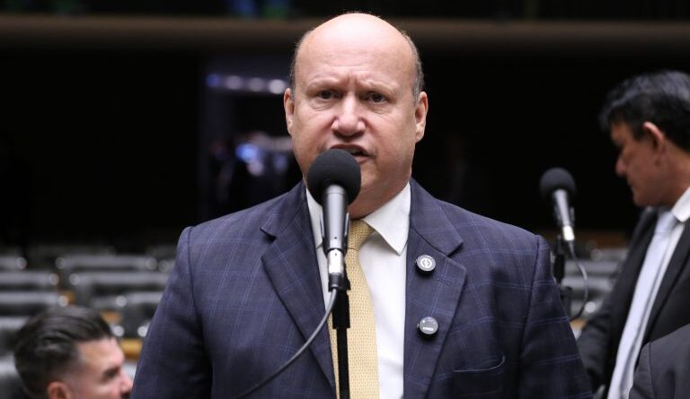 Comissão aprova projeto de lei que garante benefícios a pessoas com doenças graves