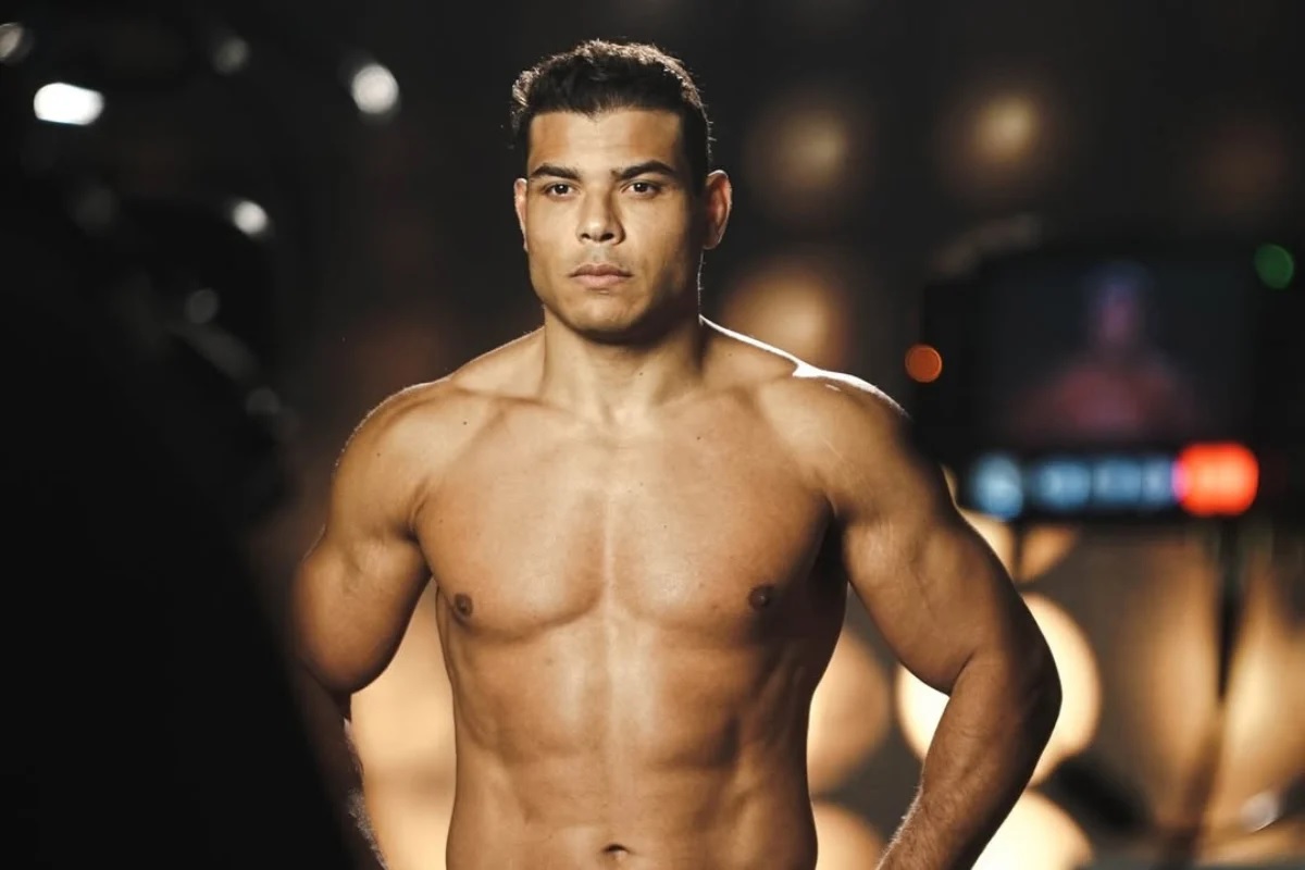 Lutador brasileiro vence no UFC 327 e recebe elogios de Trump