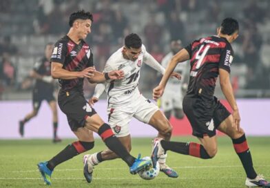 Athletico-PR vira sobre o Vitória na Arena da Baixada e sobe para o G-5 do Brasileirão