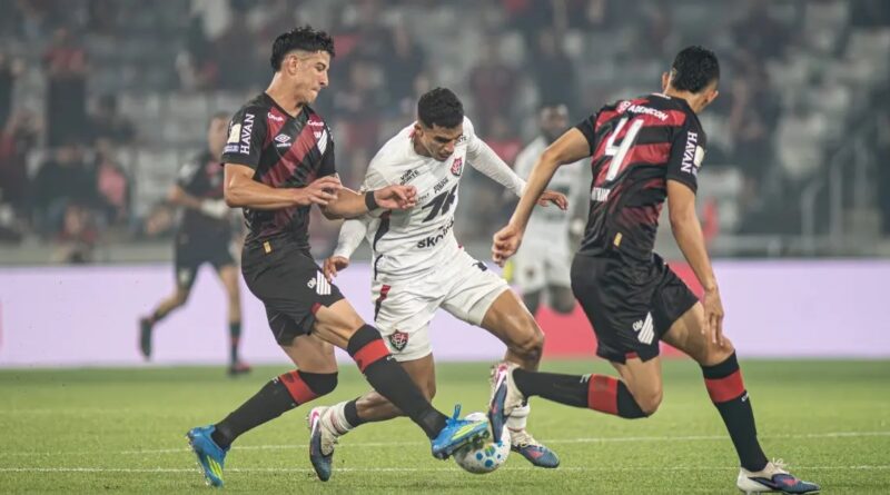 Athletico-PR vira sobre o Vitória na Arena da Baixada e sobe para o G-5 do Brasileirão