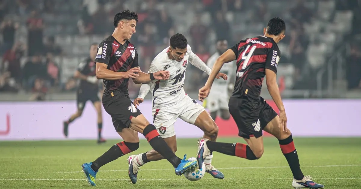 Athletico-PR vira sobre o Vitória na Arena da Baixada e sobe para o G-5 do Brasileirão