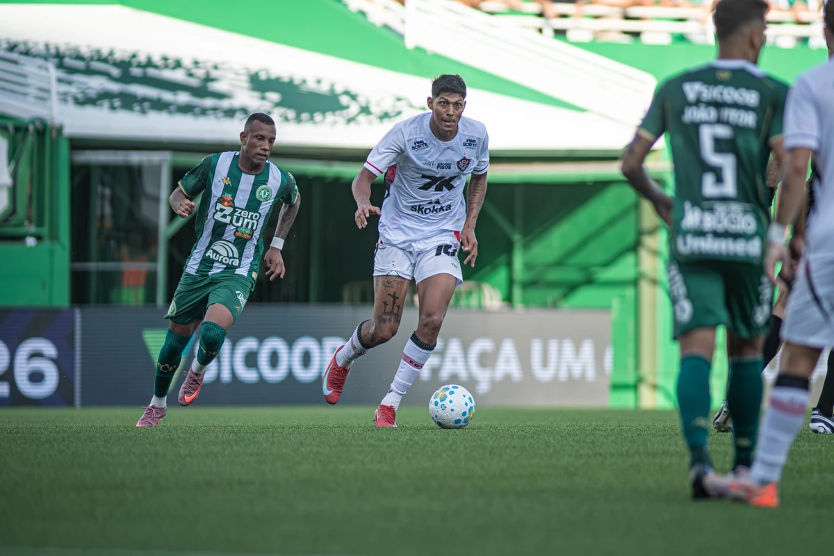 Com um a menos, Esporte Clube Vitória arranca empate contra a Chapecoense