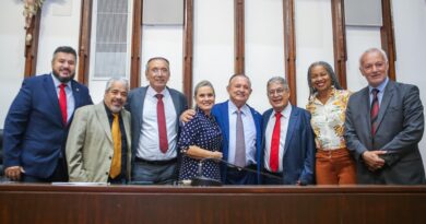 Presidente da ALBA comemora a aprovação de projetos de lei que beneficiam servidores públicos estaduais