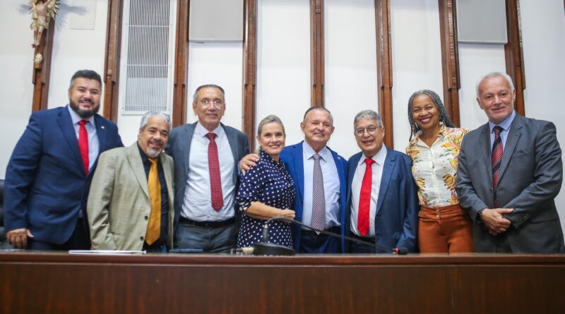 Presidente da ALBA comemora a aprovação de projetos de lei que beneficiam servidores públicos estaduais